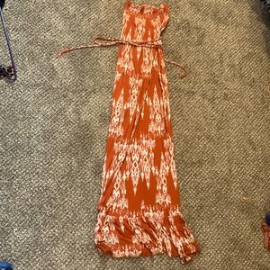 Burnt orange and white pattern strapless maxi with rope belt. SIZE S.